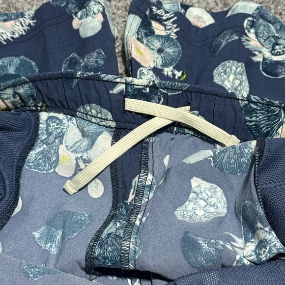 The North Face Navy Floral Swim Trunks Size XL - Picture 6 of 6